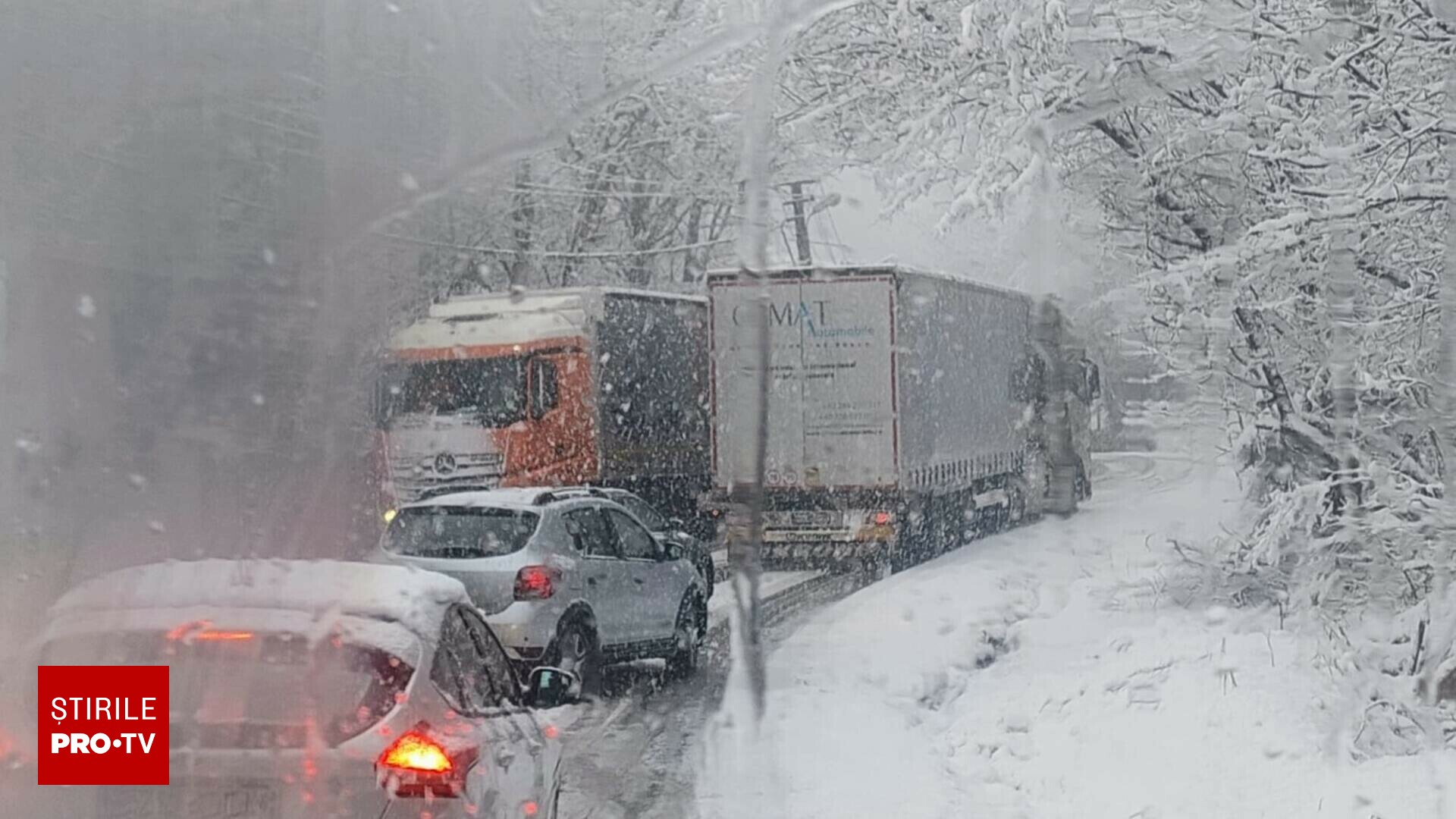 Haos pe șosele din cauza viscolului. Mașinile derapează și camioanele rămân blocate pe drumul dintre Râșnov și Predeal