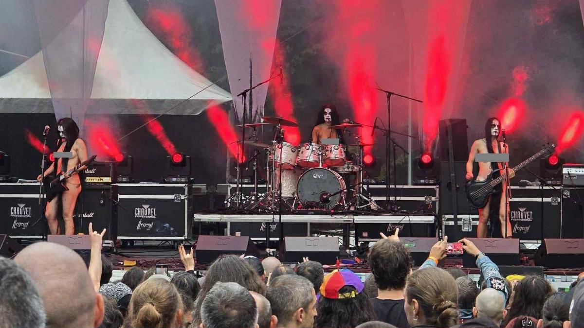 Spectacol șocant la un festival în Râșnov. Cântărețele dintr-o trupă rock din Norvegia s-au dezbrăcat complet pe scenă