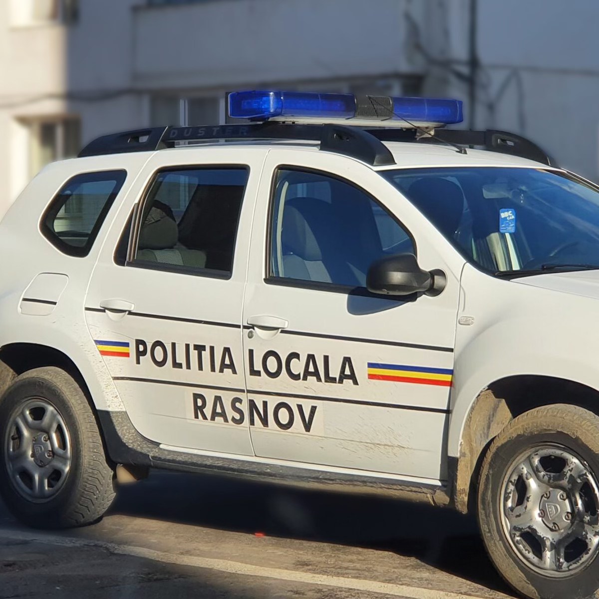 Tânăr reținut la Râșnov după ce a coborât din mașină și a bătut un șofer implicat într-un accident