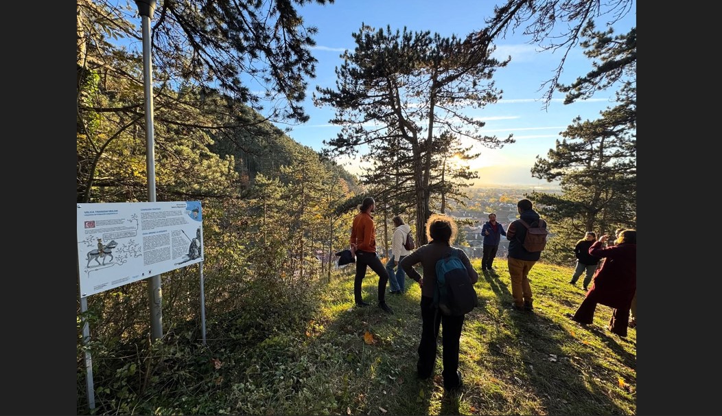 Râșnov: S-a deschis noul traseu turistic destinat amatorilor de excursii și istorie: „Drumeție în istoria Râșnovului”