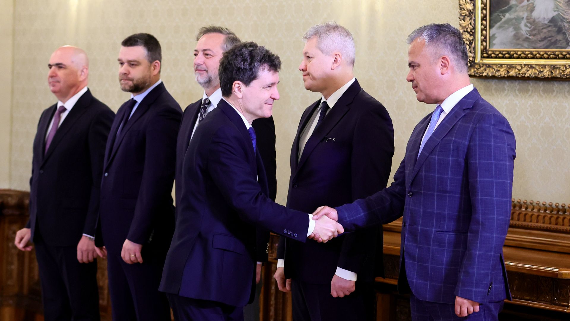 Ce avere are Adrian Veștea potrivit celei mai recente declarații de avere. Din salariul de bugetar, bineînteles