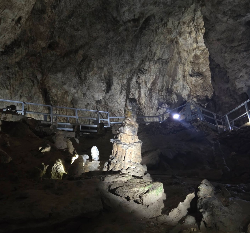 Transylvania Tours  : Discover Valea Cetății Cave – Râșnov, Transylvania!